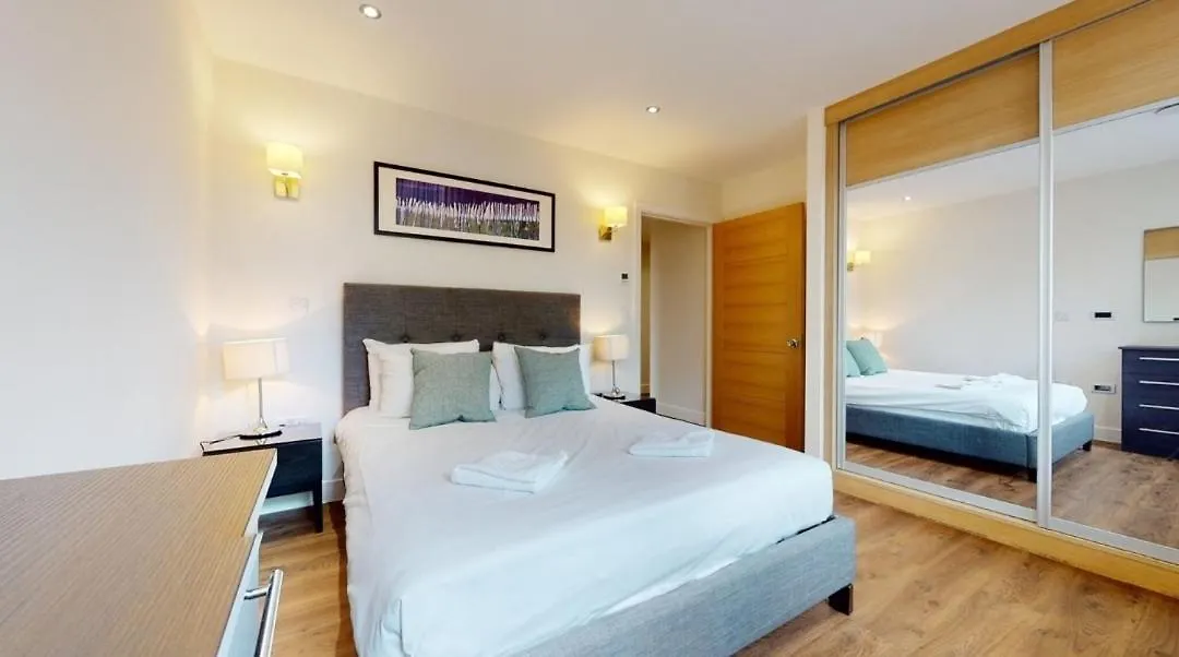 Modern 2 Bedroom Apartment London Canary Wharf O2 Arena Excel London - Great Transport Links